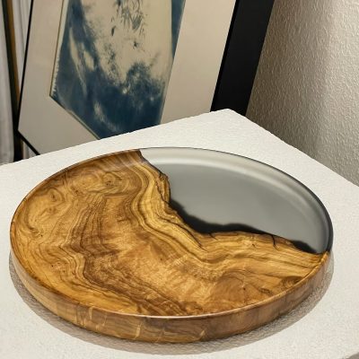 Round Resin - Wood Serving Tray: Aesthetic Harmony of Nature and Craftsmanship