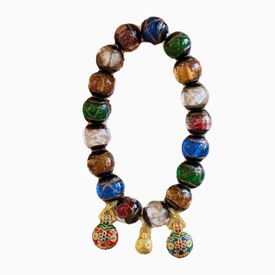 A chain of auspicious seven-colored clouds bringing blessings
