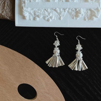 Retro Hanfu Inspired Artisan-Crafted Miao Silver Fringe Earring Clips